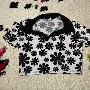 One By One Black and white groovy flower 90s, 70s collar crop top tee